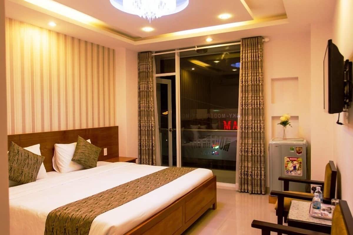 Quarto luxo, vista para a cidade | Frigobar, cofres nos quartos, cortinas blackout, Wi-Fi de cortesia