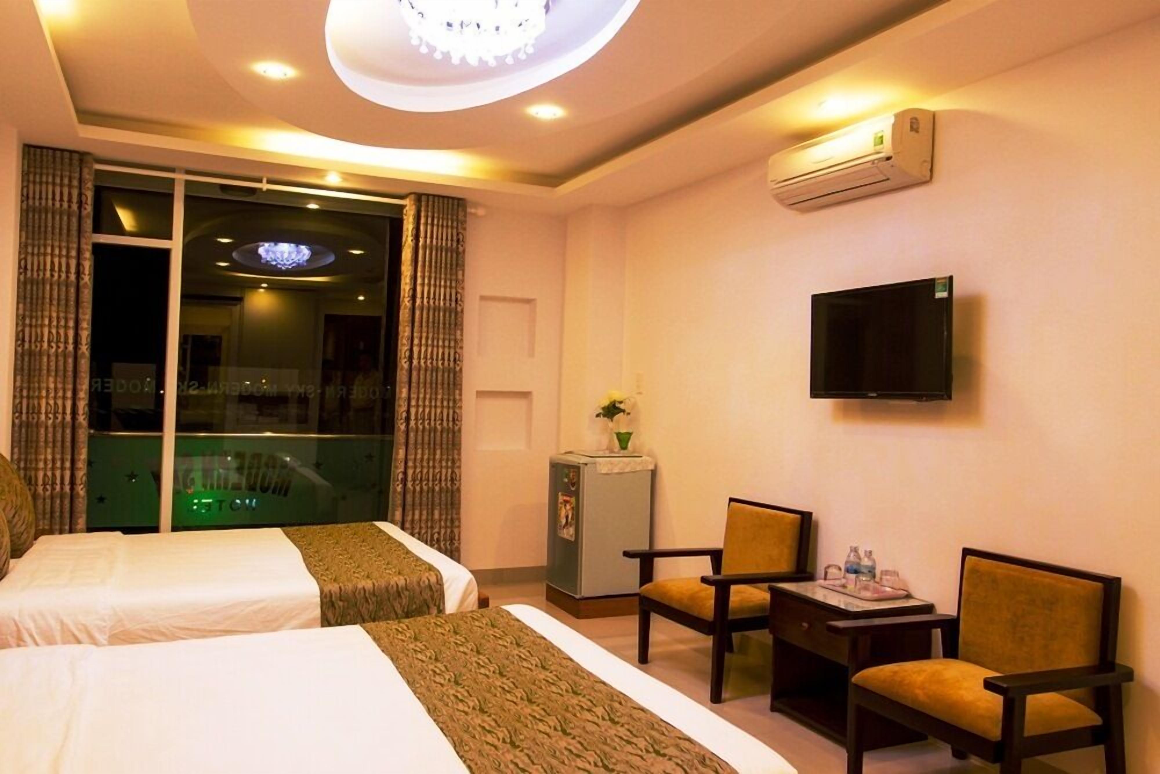 Rom – deluxe, byutsikt | Minibar, safe på rommet, blendingsgardiner og wi-fi (inkludert)