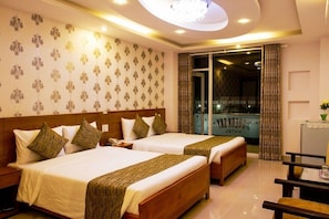 Minibar, in-room safe, blackout drapes, free WiFi - Modern Sky Hotel (Nha Trang)