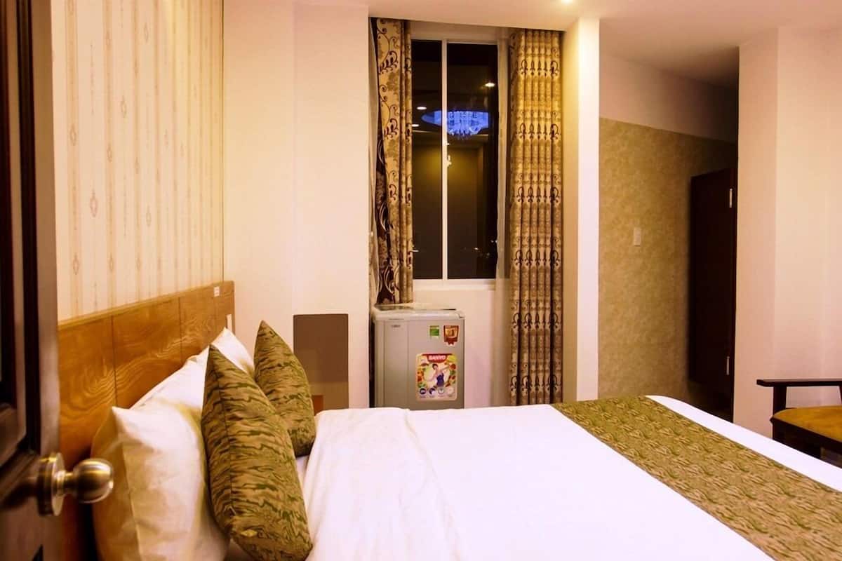 Minibar, in-room safe, blackout drapes, WiFi (free)