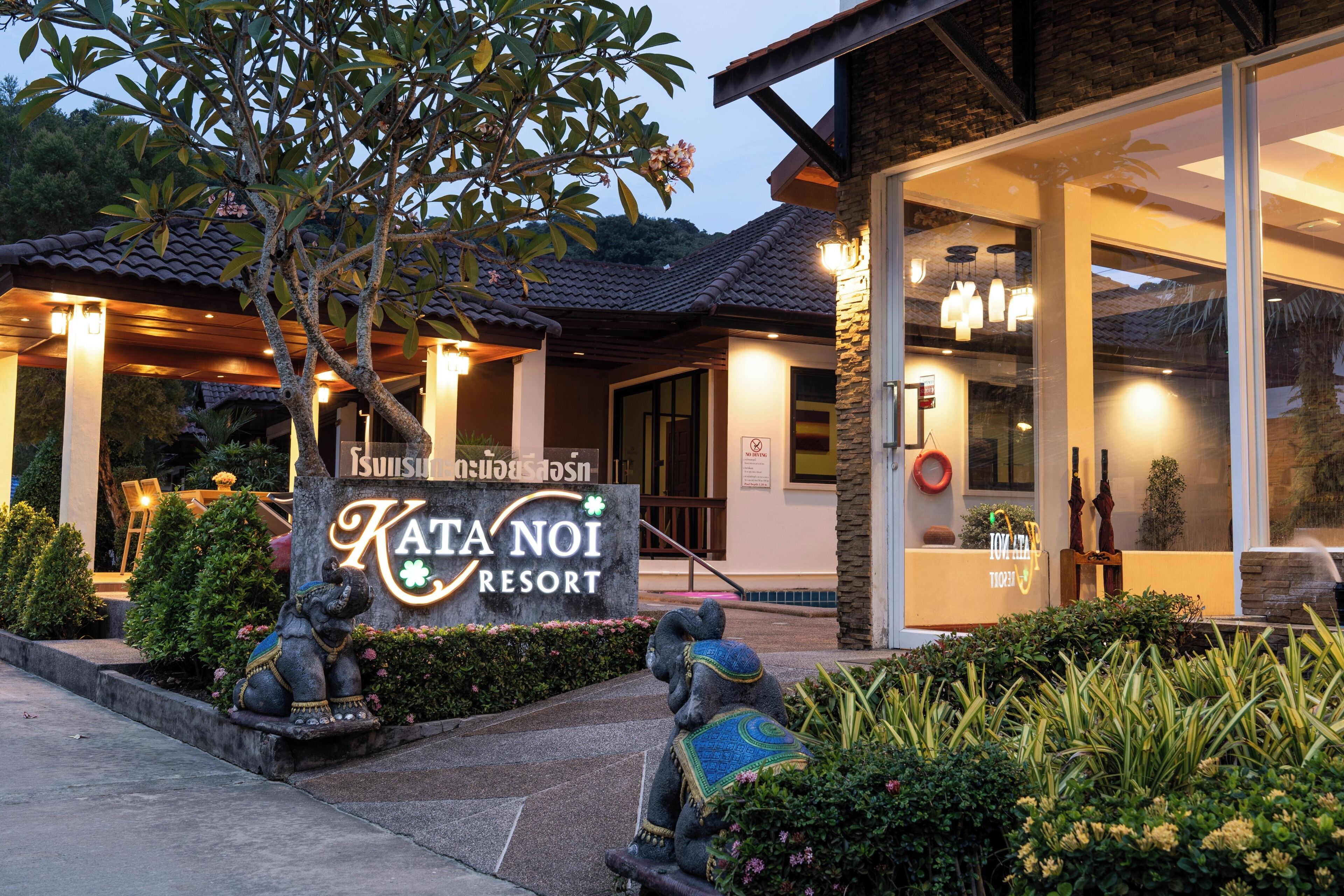 Schild für das Kata Noi Resort mit einer traditionellen thailändischen Elefantenstatue.