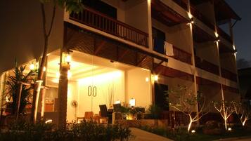 Framhlið gististaðar – að kvöld-/næturlagi