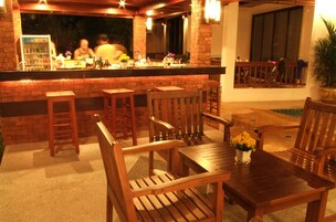 Bar junto a la piscina