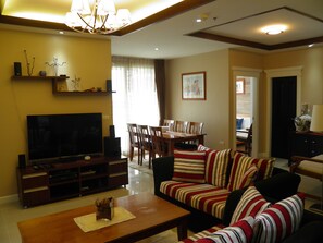 Apartment, 3 Bedrooms | Oppholdsrom | TV, DVD-spiller, iPod-dokkingstasjon og PC