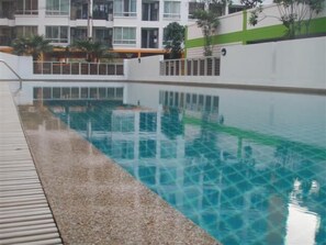 Utendørsbasseng og solsenger