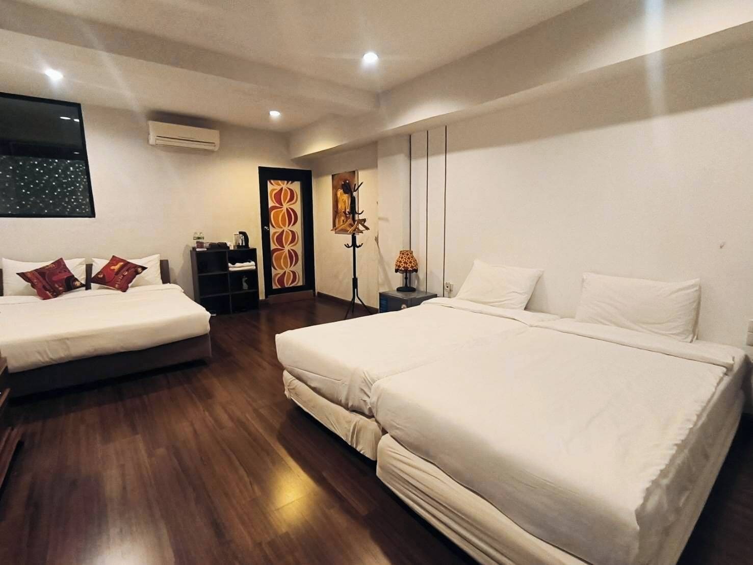 Deluxe driepersoonskamer, 1 slaapkamer | Individueel gedecoreerd, individueel gemeubileerd, een bureau