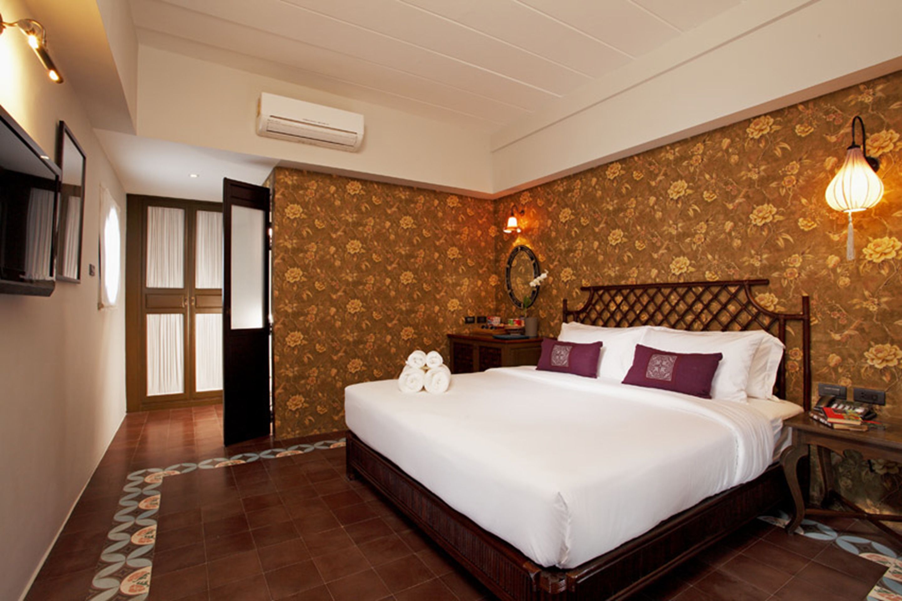 deluxe double room | 1 bedroom, minibar, in-room safe, blackout curtains