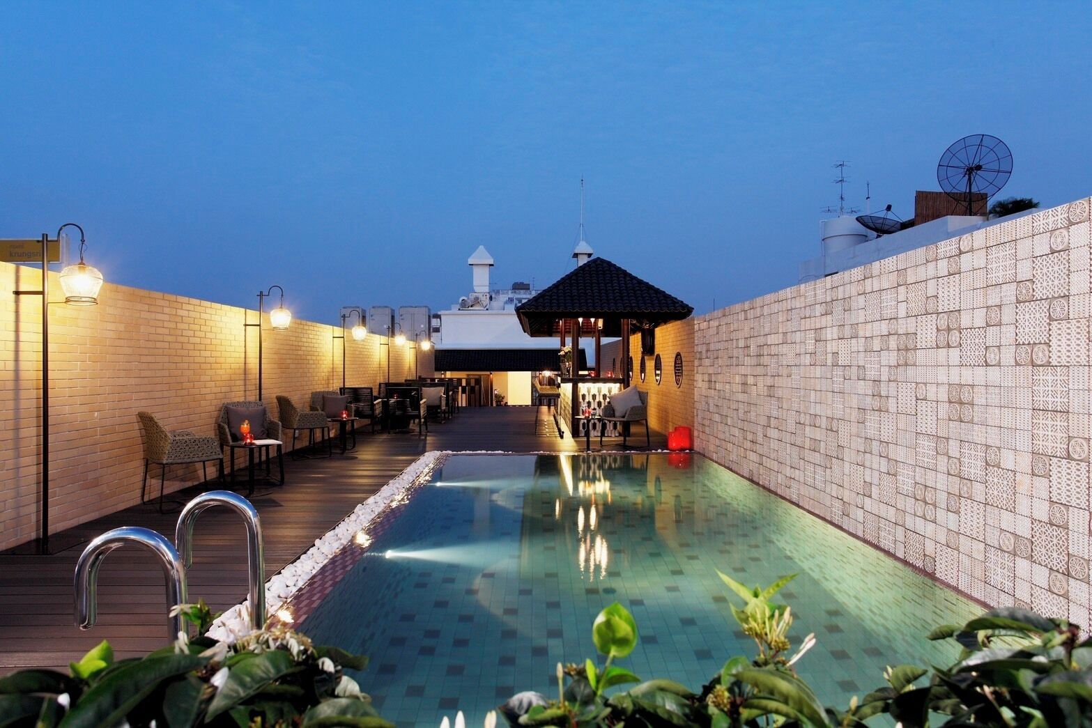 Una piscina al aire libre