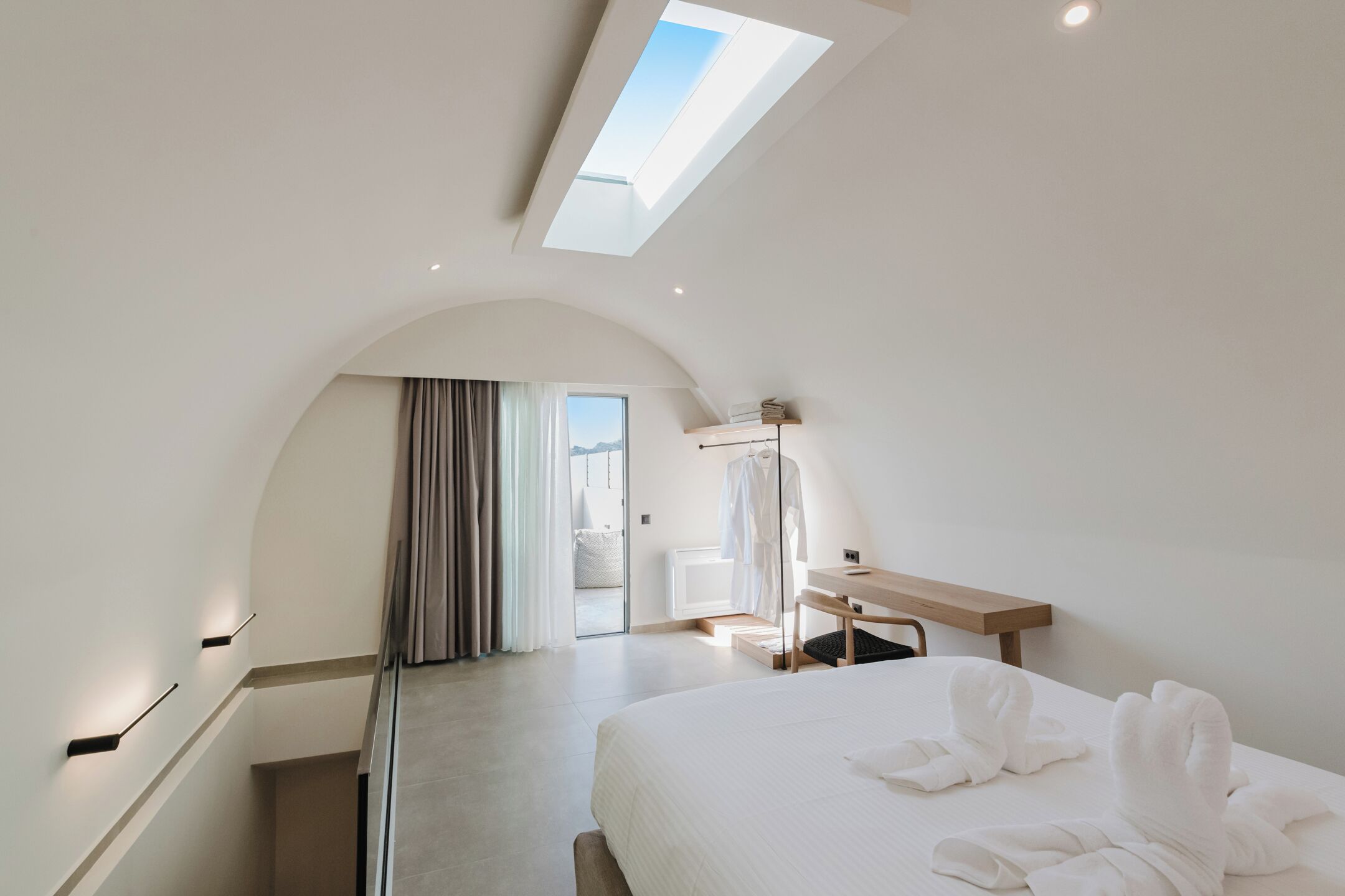 Camas con efecto memoria y caja de seguridad en la habitación 