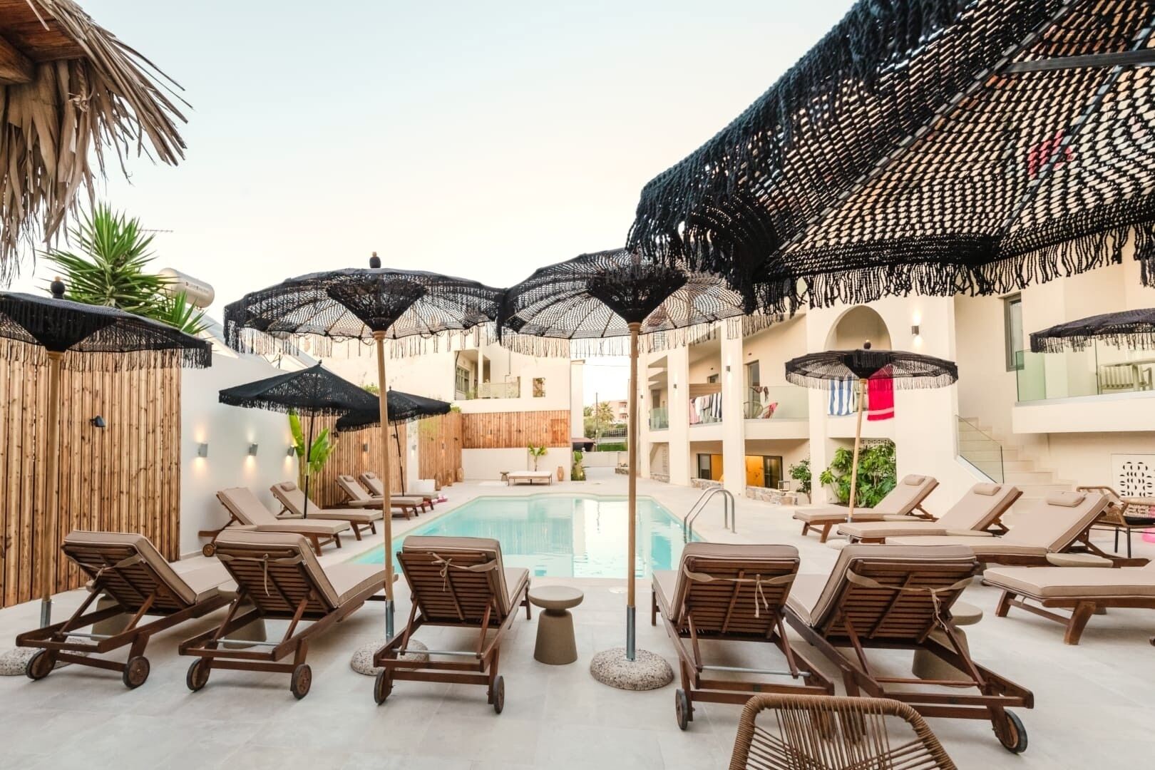 室內泳池、季節性室外泳池；10:00 至 19:00 開放；泳池傘、躺椅