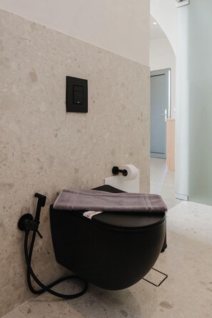 Wellness Retreat Suite with Private Pool & Sea View | Bathroom | Shower, hydromassage showerhead, free toiletries, hair dryer