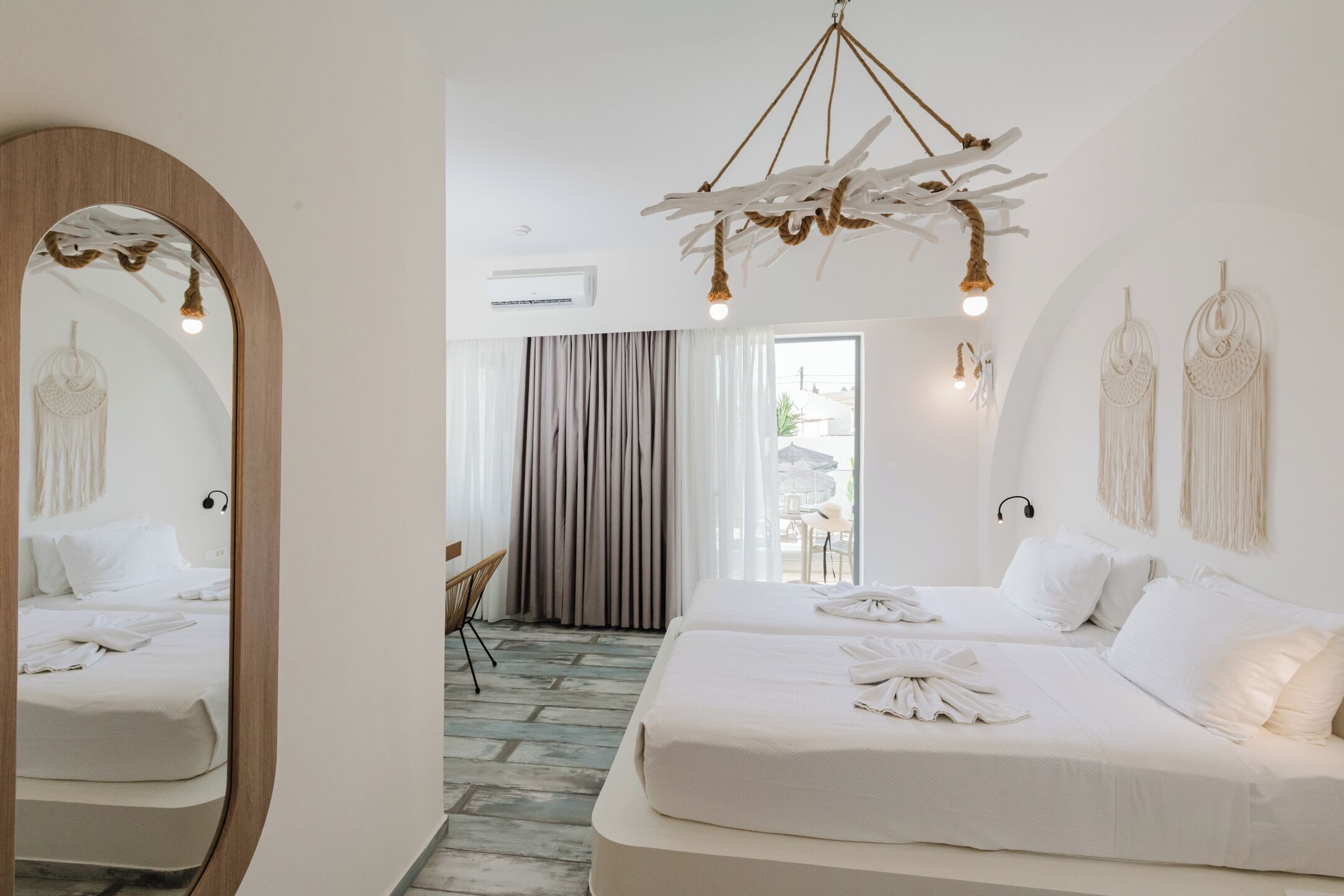 Camas con efecto memoria y caja de seguridad en la habitación 