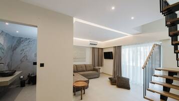 Zen Suite Split Level with Private Pool & Sea View | Área de sala de estar | Smart TV de 40 pulgadas con canales vía satélite y televisión