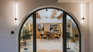 Un arco de entrada a una cocina moderna con muebles de madera y plantas en macetas.