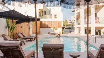 Alberca techada y alberca al aire libre por temporada