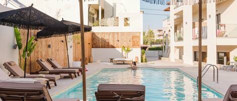 Inomhuspool, en säsongsöppen utomhuspool, parasoller och solstolar