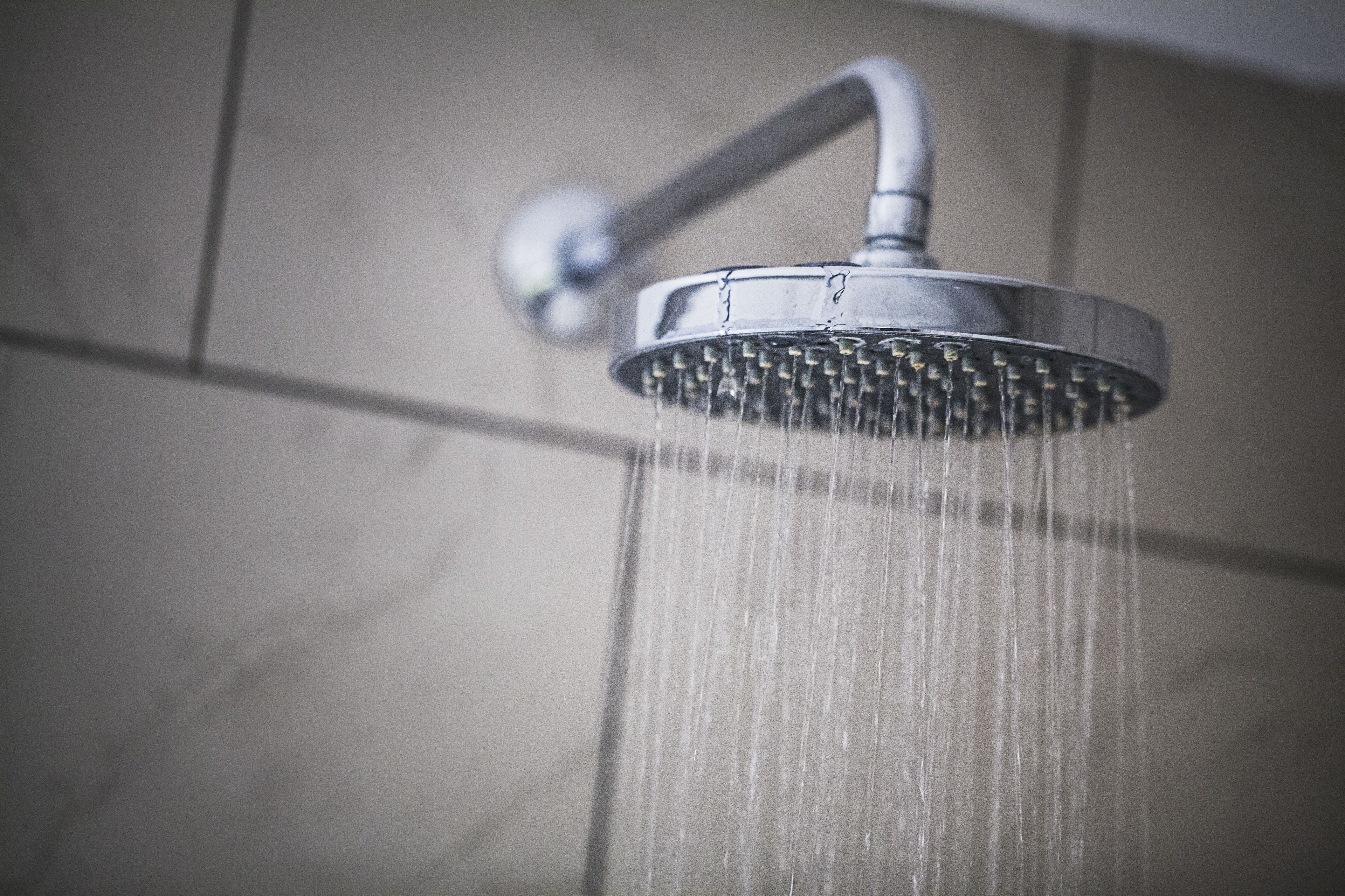 Un soffione con acqua che scorre.