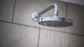 Un soffione con acqua che scorre.