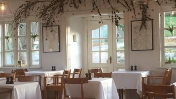 Daily buffet breakfast (DKK 180 per person)