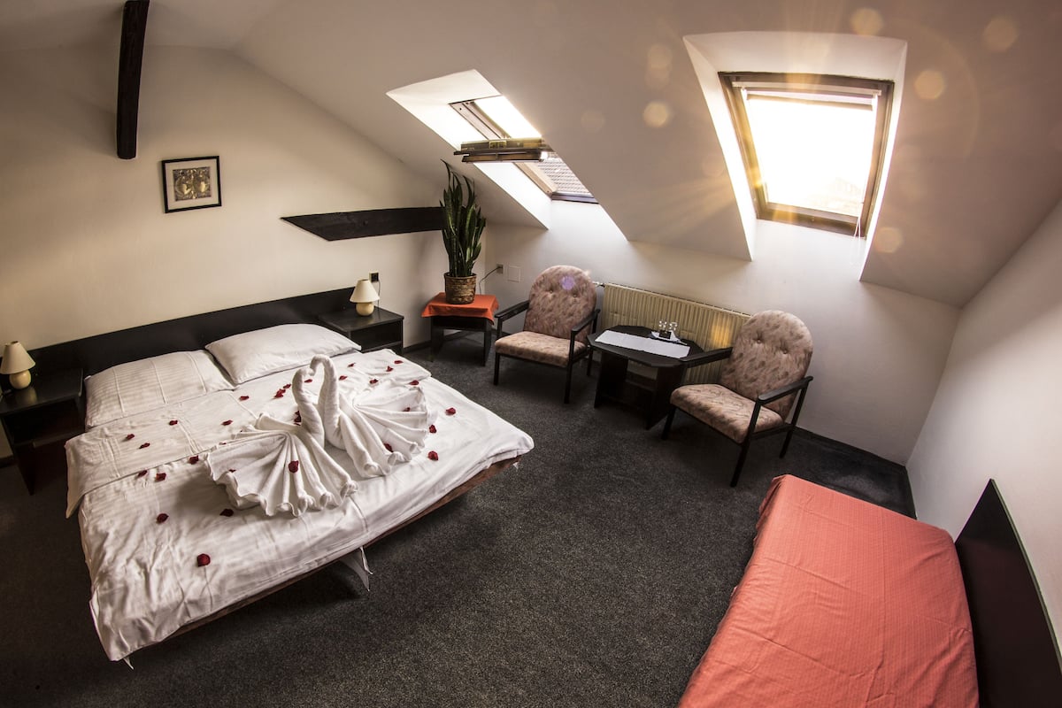 Iron/ironing board, free WiFi, bed sheets