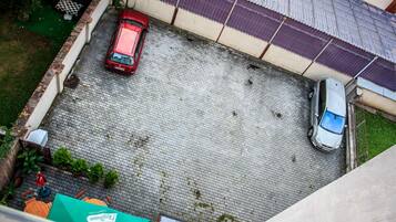 Estacionamiento (EUR 4 por noche)