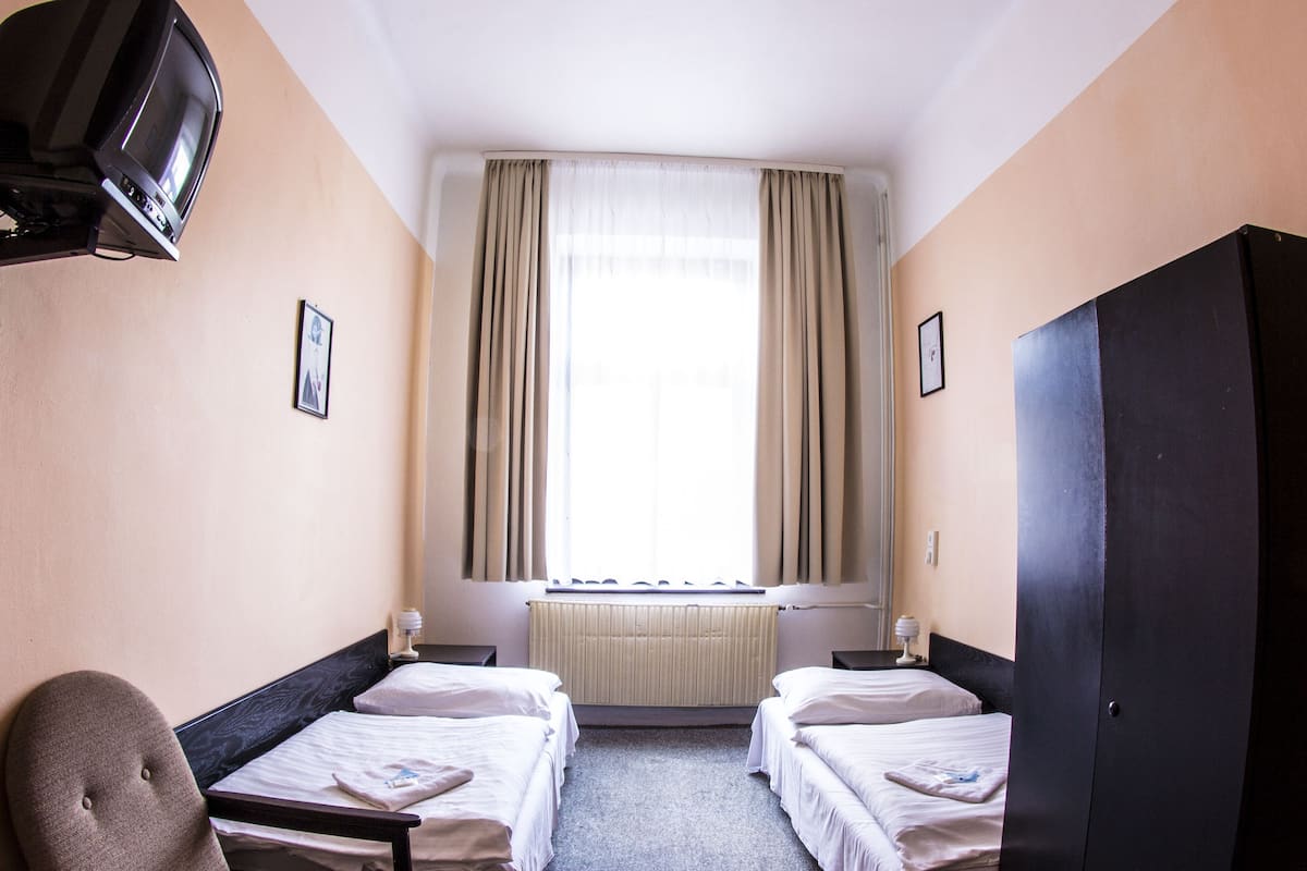 Kamar Twin Ekonomi | Setrika/meja setrika, Wi-Fi gratis, dan seprai linen