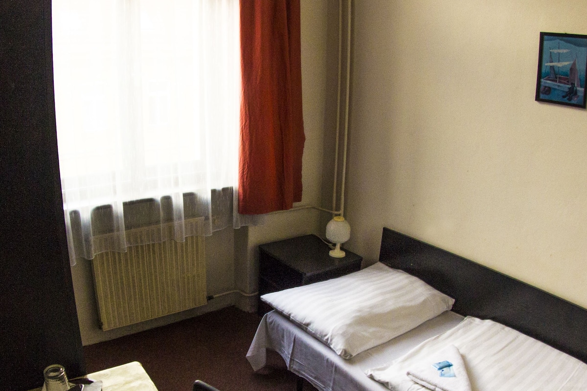Kamar Single Ekonomi | Setrika/meja setrika, Wi-Fi gratis, dan seprai linen