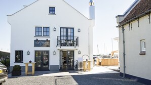 A white building with a sign reading "Le Voyageur Restaurant" and a balcony. - Najade Resort (Loosdrecht)