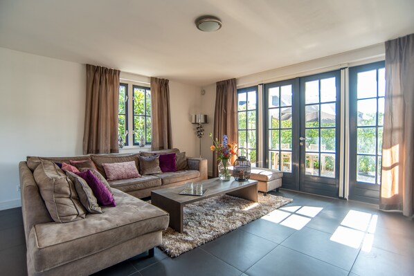 Apartment, 4 Bedrooms | Living room | 45-inch flat-screen TV with cable channels, TV, Netflix