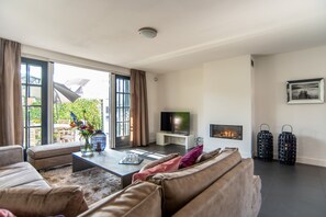 Appartement, 4 slaapkamers | Woonkamer | Een 45-inch flatscreentelevisie met kabelzenders, televisie en Netflix