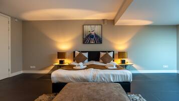 Căn hộ, 4 phòng ngủ | 4 phòng ngủ, bàn, khu vực làm việc phù hợp cho laptop