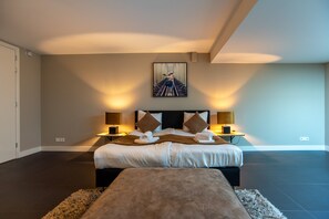 Apartment, 4 Bedrooms | 4 bilik tidur, meja, ruang kerja komputer riba, Wi-fi percuma 