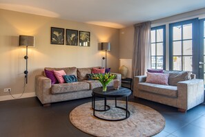 Appartement, 4 slaapkamers | Woonkamer | Een 45-inch flatscreentelevisie met kabelzenders, televisie en Netflix