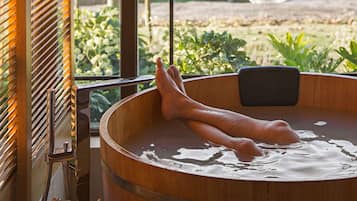 Villa Luxe | Salle de bain | Ensemble douche/baignoire, baignoire relaxante profonde