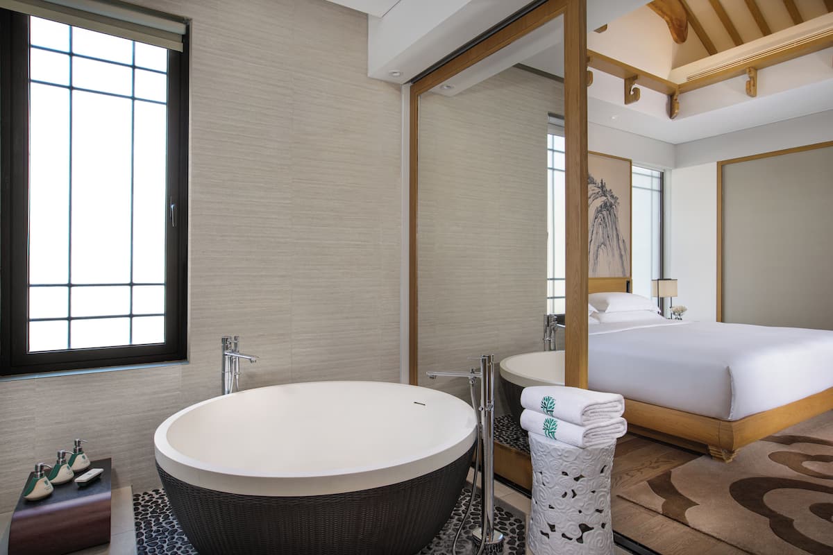 1 bedroom, premium bedding, down comforters, minibar
