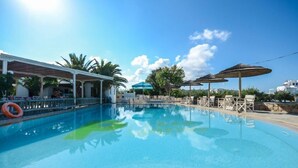 Outdoor pool, pool umbrellas, sun loungers - Plaka Hotel I (Naxos)