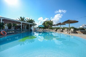 Outdoor pool, pool umbrellas, sun loungers - Plaka Hotel I (Naxos)