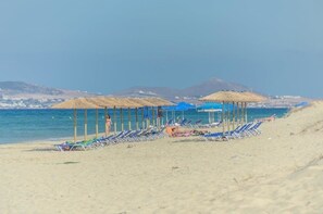 Una spiaggia nelle vicinanze, lettini da mare, ombrelloni