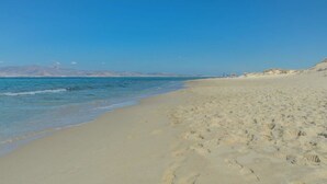 Beach nearby, sun loungers, beach umbrellas - Plaka Hotel I (Naxos)