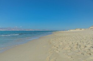 Beach nearby, sun loungers, beach umbrellas - Plaka Hotel I (Naxos)