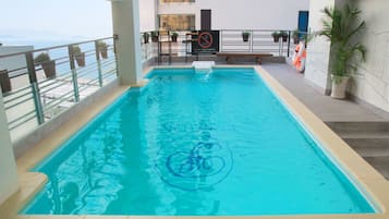 Piscina externa sazonal, espreguiçadeiras
