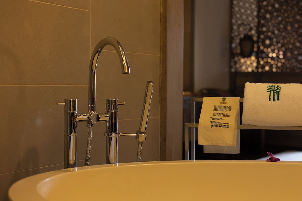 Separate bathtub and shower, rainfall showerhead, free toiletries