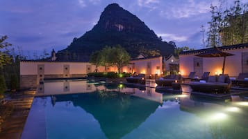 Piscina all'aperto, una piscina a sfioro, ombrelloni da piscina, lettini