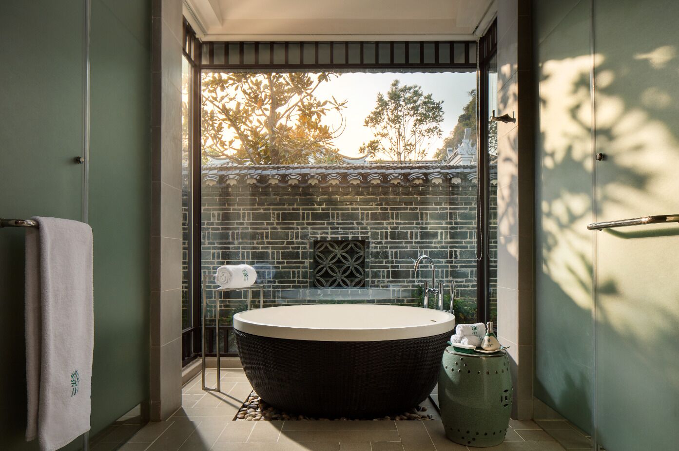 separate bathtub and shower, rainfall showerhead, free toiletries