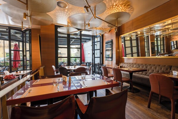 2 restaurants, breakfast served