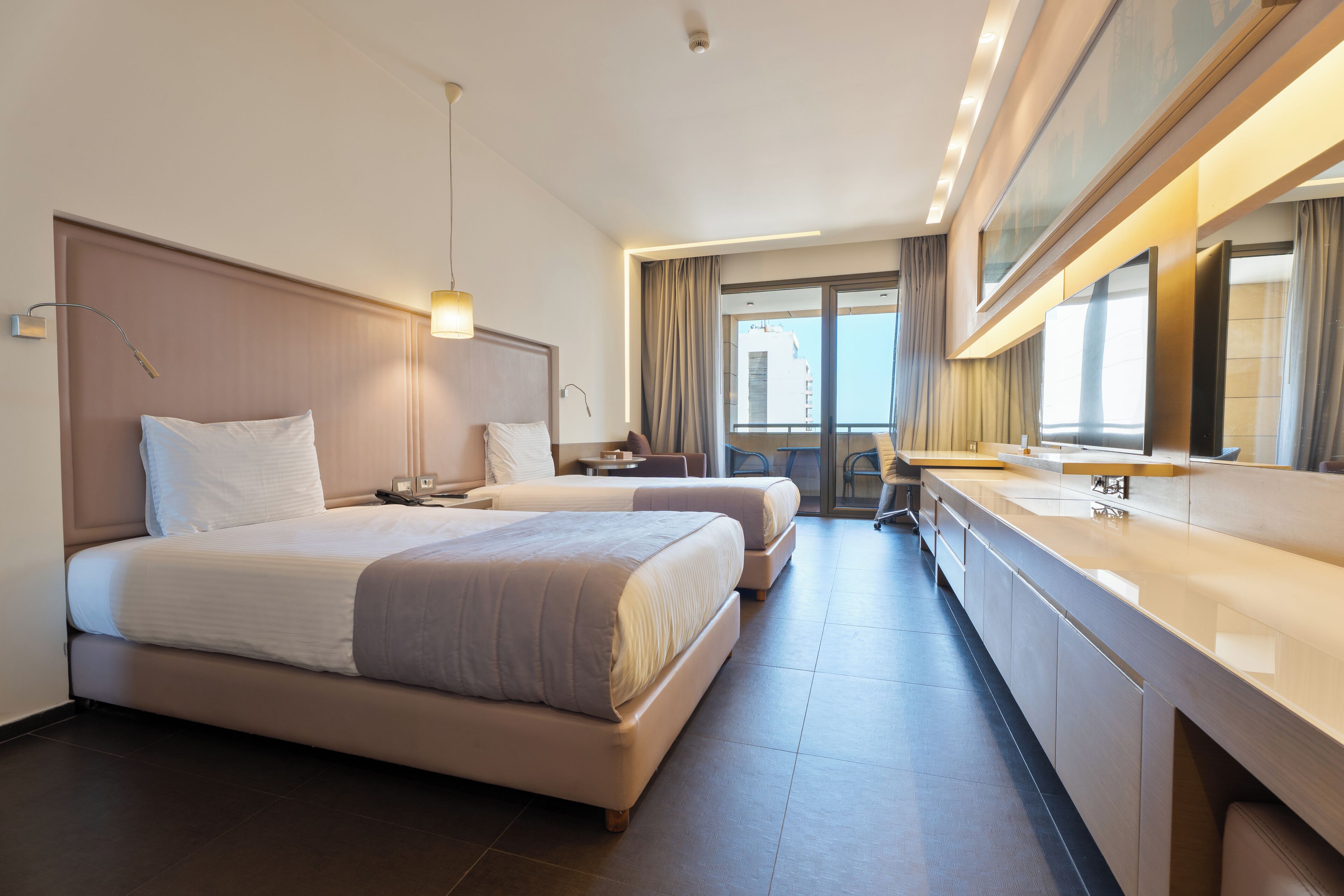 ملاءات إيطالية من طراز فريتي وأغطية فراش متميزة وميني بار