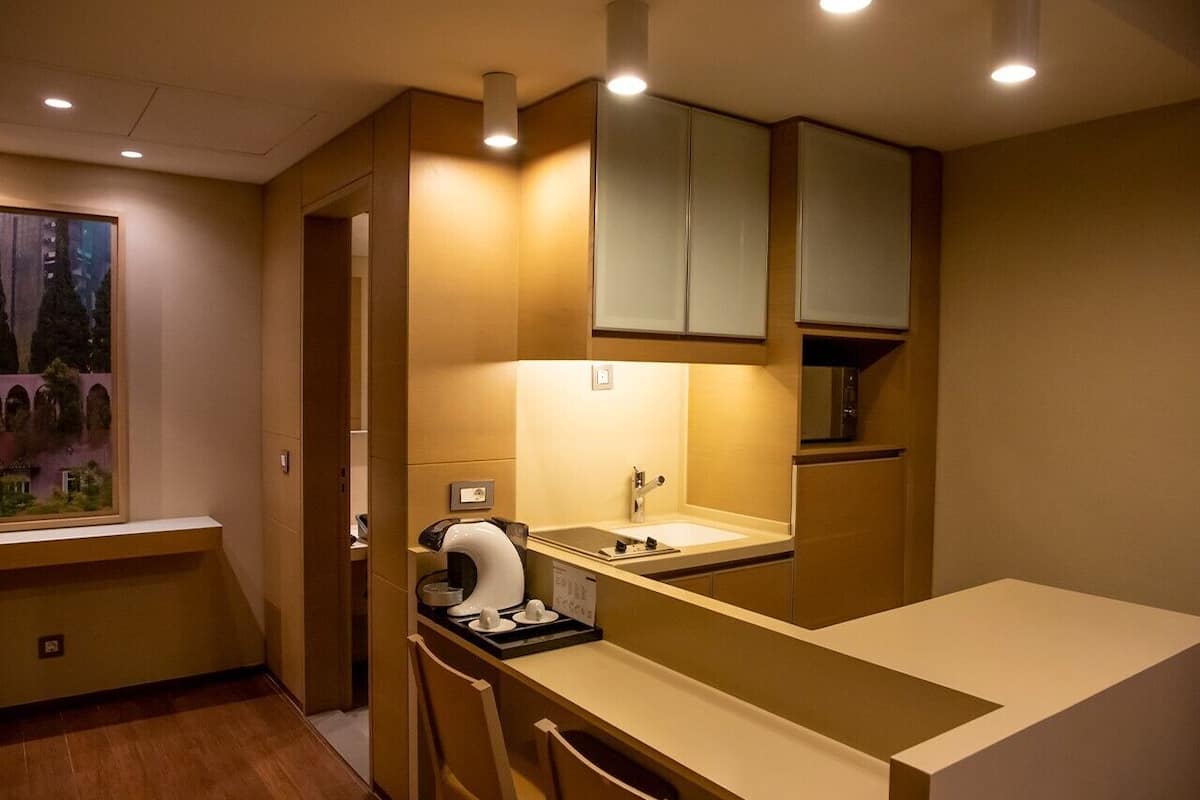 business suite | private kitchenette | microwave, coffee/tea maker, cookware/dishes/utensils