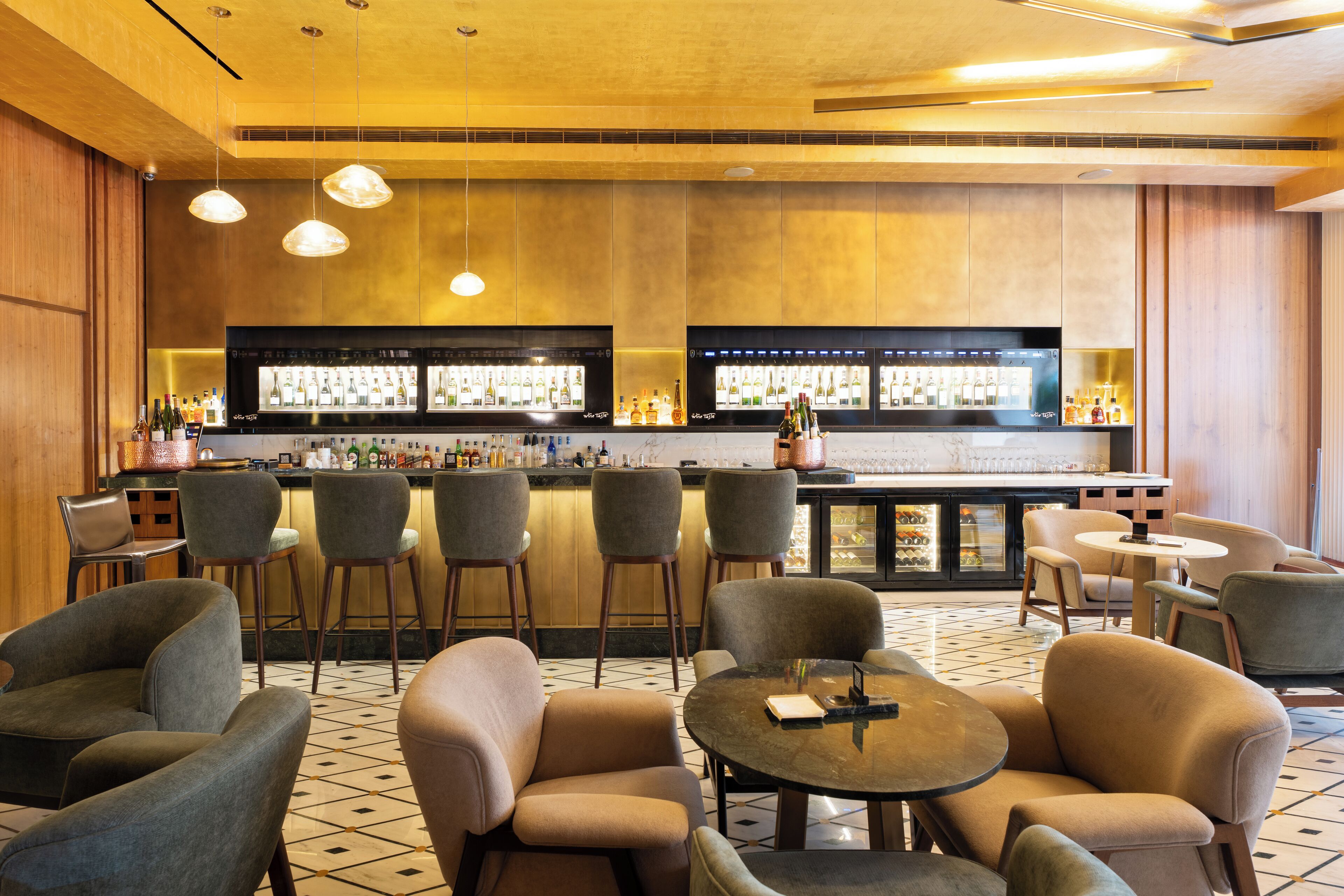 Serviert Mittagessen und Abendessen