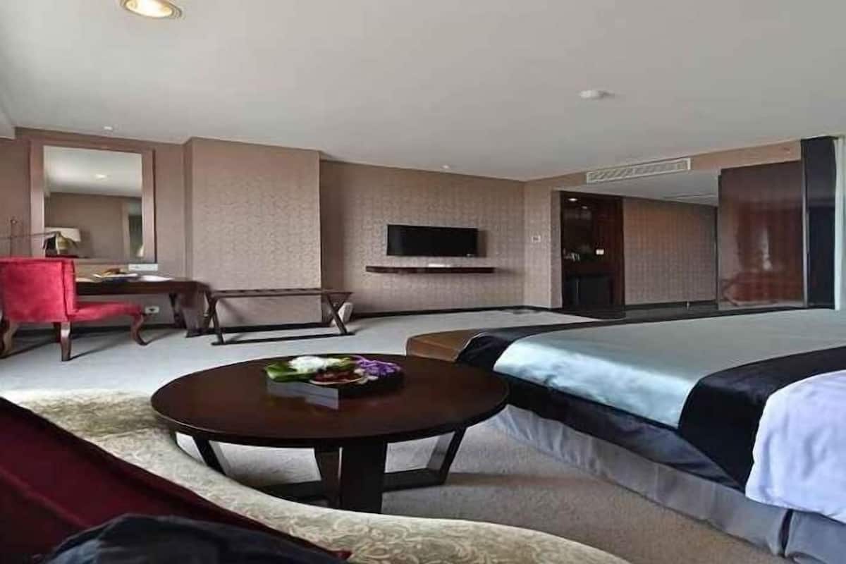 Een minibar, een kluis op de kamer, een bureau, verduisterende gordijnen