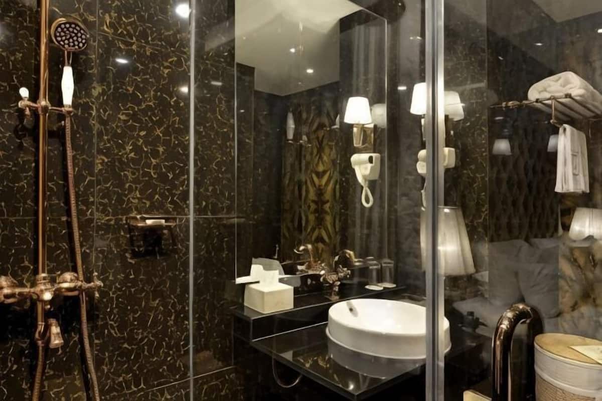 Bathroom | Shower, free toiletries, hair dryer, slippers